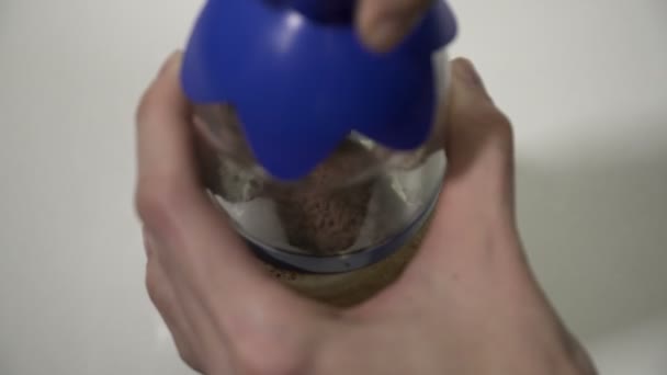 Närbild av händerna göra hjärta på kaffe skum med choklad — Stockvideo
