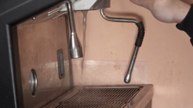 genç kadın kahve, ağır çekim yapma