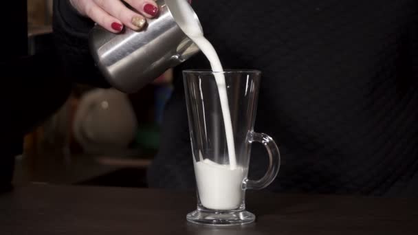 女性はグラス、スローモーションにコーヒー用のミルクを注ぐ — ストック動画