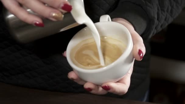 Closeup horkého mléka do kávy, pomalý pohyb — Stock video
