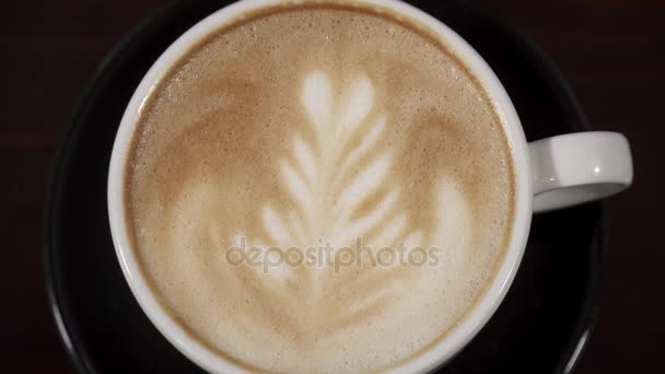Primer plano de cappuccino con espuma en taza blanca — Vídeo de stock