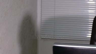 bilgisayarda çalışarak ve telefonda konuşurken genç kadın closeup