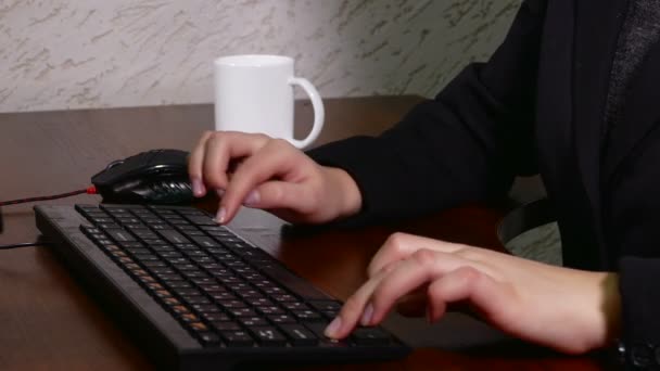 Nahaufnahme von Frauenfingern beim Tippen auf der Tastatur — Stockvideo