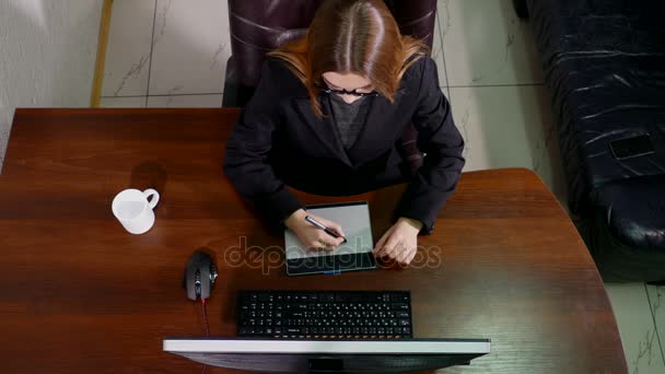 Το Top view δουλειά νεαρή γυναίκα με tablet γραφικών — Αρχείο Βίντεο
