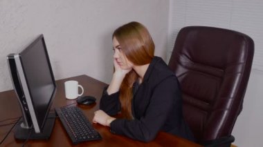 ofiste çalışan yorgun genç kadın