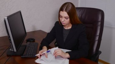 Office belgelerinde ile çalışan genç kadın