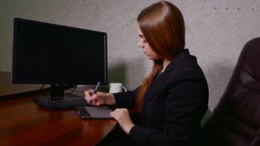 arkadan görünüşü grafik tablet ile çalışan genç kadın