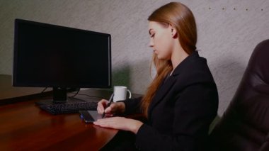 arkadan görünüşü işkadını Office grafik tablet ile çalışma