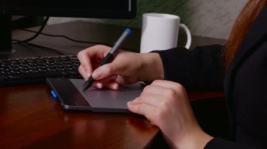 grafik tablet ofisteki çalımakta işkadını closeup