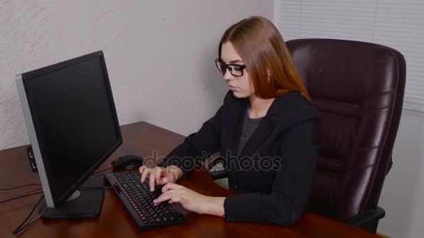 Giovane donna in occhiali che soffre di mal di testa in ufficio — Video Stock
