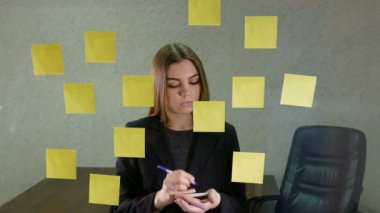 Genç kadın üzerinde yapışkan notlar yazma da cam ekranda sok