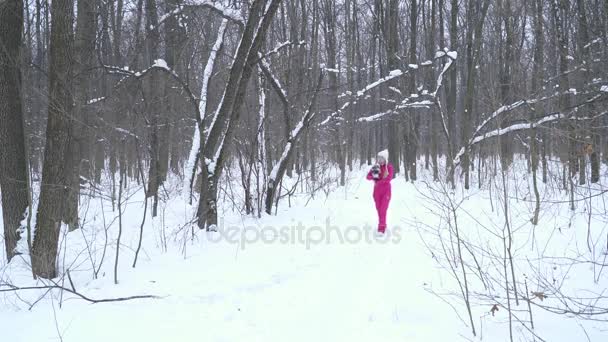 Mujer rubia joven caminando en el bosque de invierno con cachorro — Vídeos de Stock