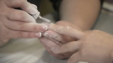 Jel Lehçe temizleme makinesi ile manikür ustası