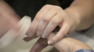 Jel Lehçe temizleme makinesi ile manikür ustası