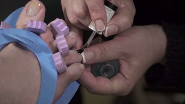 Primer plano de la pedicura profesional maestro pulido uñas — Vídeos de Stock