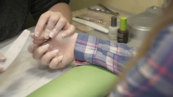 Maestro de manicura limpiando el gel esmalte en el salón — Vídeos de Stock