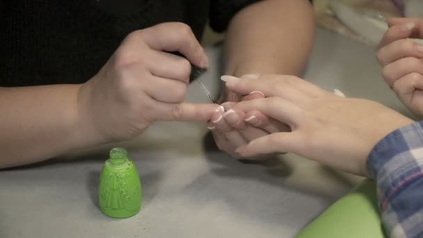 Мастер маникюра наносит грунтовку на ногти перед коррекцией — стоковое видео