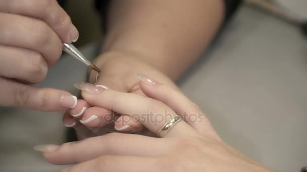 Mistrz manicure obejmuje paznokcie z podkładem — Wideo stockowe