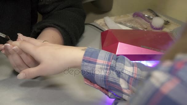 Крупный план маникюра мастер руки заботиться о женских ногтей — стоковое видео