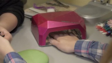 Genç kadın sadece kurutma cilalı tırnaklar manikür LAMP