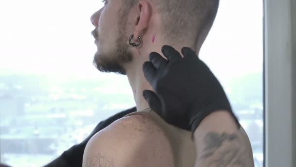 Primo piano del tatuatore sta facendo lo schizzo di un tatuaggio — Video Stock