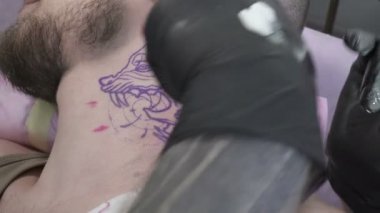 Genç tatooer boynunda dövme yapma closeup