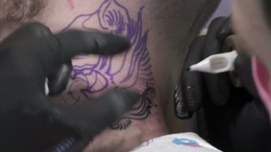 Genç tatooer dövme yapma closeup boyun mans