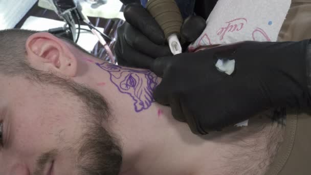 El tatuador empieza a hacer tatoo. — Vídeos de Stock
