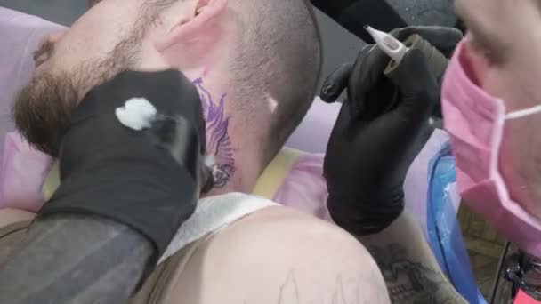 O processo de fazer tatoo no pescoço — Vídeo de Stock