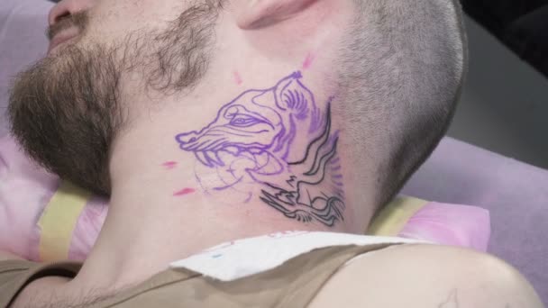 En ung man har tatoo gjort — Stockvideo
