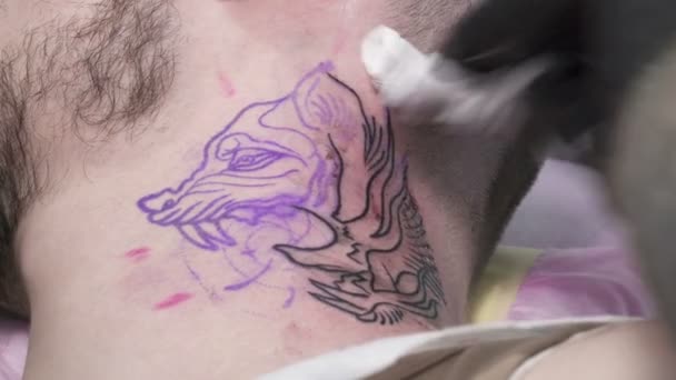 Un giovane con la barba si fa fare un tatuaggio sul collo — Video Stock