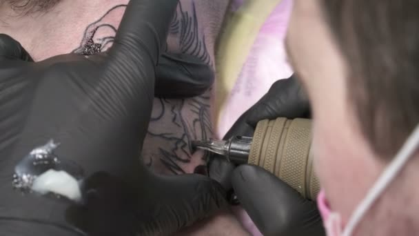 Primer plano de la creación de un tatuaje en el cuello de los hombres — Vídeos de Stock