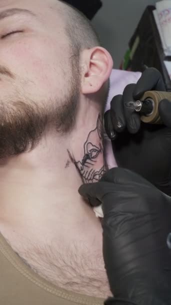 Close-up van het creëren van tattoo op een nek — Stockvideo