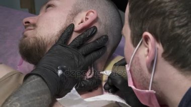 Tatooer dövme dövme makinesi ile bitiriyor