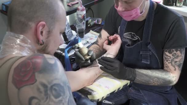 Tatooer sta facendo il tatuaggio a portata di mano — Video Stock