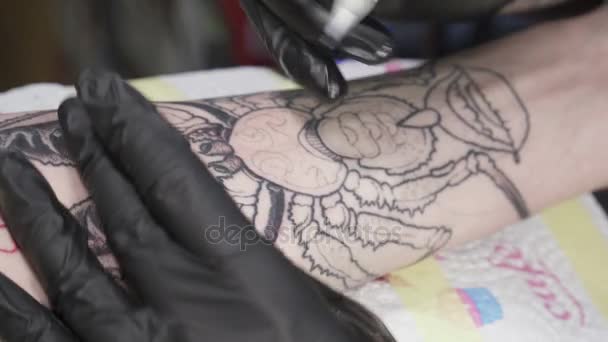 Gros plan sur la fabrication du tatoo d'un insecte — Video