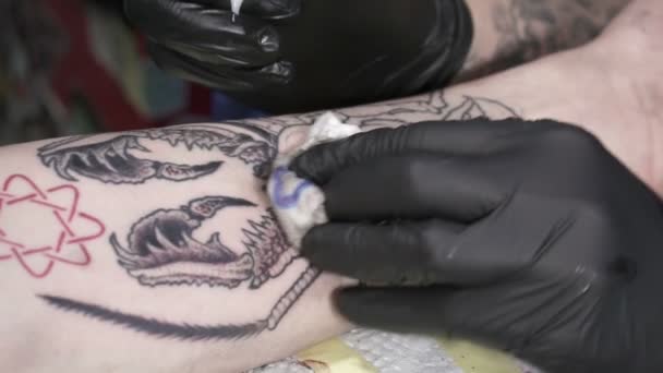 Tatooer in guanti neri sta facendo il tatuaggio di insetti — Video Stock