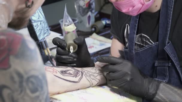 Tatooer en guantes negros está haciendo tatoo — Vídeos de Stock