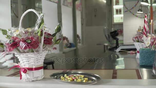 Bando de rosas feitas de caramelo na cesta — Vídeo de Stock