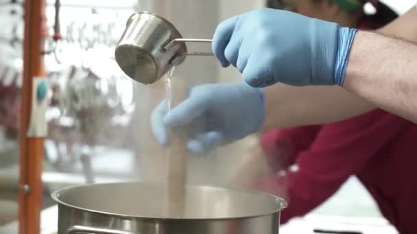 El proceso de elaboración del caramelo suave, añadiendo ingredientes — Vídeos de Stock
