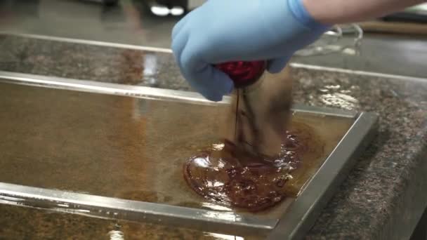 Primer plano de fabricación de dulces y caramelos de caramelo, añadiendo mermelada — Vídeo de stock