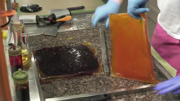 Herstellung von Karamellbonbons und Bonbons, die verschiedene Geschmäcker vermischen — Stockvideo