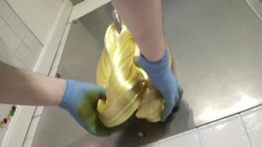 Karamel tatlılar ve üretimi şekerler, closeup kancaya karamel ana germe