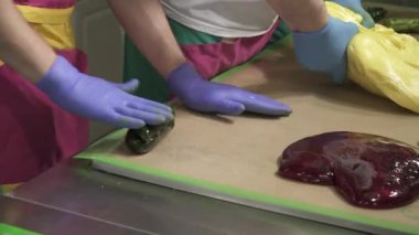 Karamel tatlılar ve üretimi şekerler, iç resim yaratma süreci