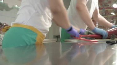 Karamel tatlılar ve üretimi şekerler, closeup ustaların uzun şekerleme yapma