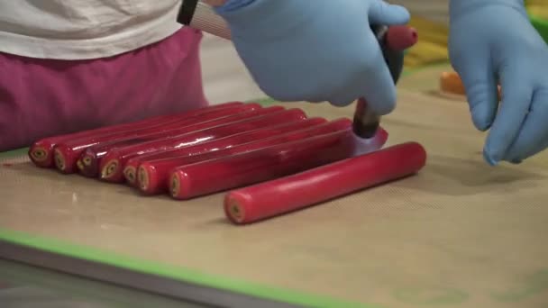 Fabricación de dulces y caramelos de caramelo, primer plano de los dulces largos de laminado maestro — Vídeo de stock