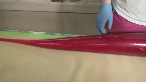 Vervaardiging van karamel snoep en snoep, bovenaanzicht van meester maken van lange snoepjes — Stockvideo