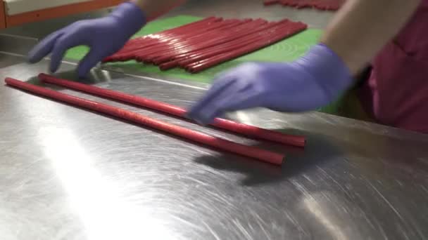 Fabricación de dulces y caramelos de caramelo, maestro toma caramelos para enfriar — Vídeo de stock