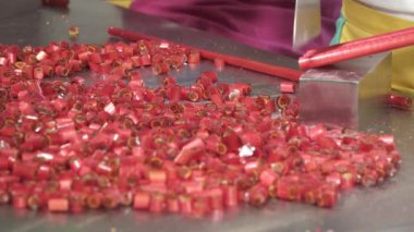 Karamel tatlılar ve şekerler, kesim tarafından küçük şekerlemeler yapım ana üretimi