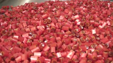 Karamel tatlılar ve üretimi şekerler, closeup birçok küçük lezzetli şeker